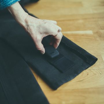 An die Innenseite der Kleidung können an jeder beliebigen Stelle kleine Taschen angebracht werden ... (Foto: Ailine Liefeld, Quelle: Bauhaus-Universität Weimar)