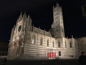 Das Direktorenzimmer des Bauhausgründers Walter Gropius als abstrakte Rauminstallation zu Fuße des gotischen Doms der toskanischen Stadt Siena (Foto: Bauhaus-Universität Weimar) Das Direktorenzimmer des Bauhausgründers Walter Gropius als abstrakte Rauminstallation zu Fuße des gotischen Doms der toskanischen Stadt Siena (Foto: Bauhaus-Universität Weimar)