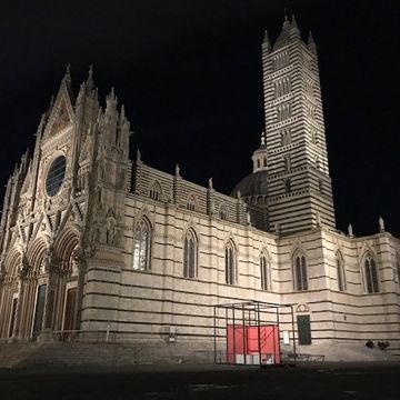 Das Direktorenzimmer des Bauhausgründers Walter Gropius als abstrakte Rauminstallation zu Fuße des gotischen Doms der toskanischen Stadt Siena (Foto: Bauhaus-Universität Weimar)