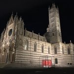 Das Direktorenzimmer des Bauhausgründers Walter Gropius als abstrakte Rauminstallation zu Fuße des gotischen Doms der toskanischen Stadt Siena (Foto: Bauhaus-Universität Weimar)