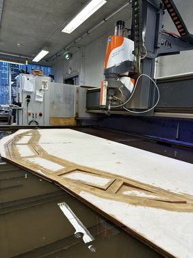 Mithilfe von Wasserstrahltechnik werden Sperrholzplatten so zugeschnitten, dass nahezu ohne Verschnitt kongruente Rahmen für den Messestand entstehen. Foto: Professur Konstruktives Entwerfen und Tragwerkslehre
