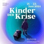 Plakat zum Workshop »Kinder der Krise«. Es ist ein kleines Kind von hinten mit einem Rollkoffer zu sehen vor einem blau-lila-grünen Hintergrund.