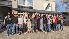 27 Studierende haben zwei einzigartige Boote aus Beton konzipiert und gestaltet. Wie die Kanus aussehen und ob sie den Wassertest bestehen, zeigt ein Testlauf im Schwanseebad. (Foto: Hilde Marie Teichmann) 27 Studierende haben zwei einzigartige Boote aus Beton konzipiert und gestaltet. Wie die Kanus aussehen und ob sie den Wassertest bestehen, zeigt ein Testlauf im Schwanseebad. (Foto: Hilde Marie Teichmann)