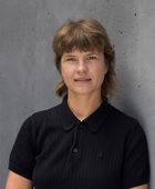 Portrötfoto von Dana Horch vor grauem Hintergrund