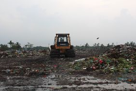 Das »SCIP-Team« erhielt einen Einblick in die Lage der Deponien auf der Deponie Rajbandh, Kuhlna Bangladesch. (Foto: Senta Berner) Das »SCIP-Team« erhielt einen Einblick in die Lage der Deponien auf der Deponie Rajbandh, Kuhlna Bangladesch. (Foto: Senta Berner)