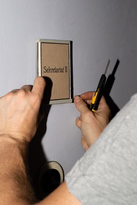 Die Zuschauerinnen und Zuschauer sollen nicht nur durch eine detailreiche Requisite auf eine Reise zurück in die frühen Jahre des Bauhauses mitgenommen werden. (Foto: Jannis Uffrecht) Die Zuschauer sollen nicht nur durch eine detailreiche Requisite auf eine Reise zurück in die frühen Jahre des Bauhauses mitgenommen werden. (Foto: Jannis Uffrecht)