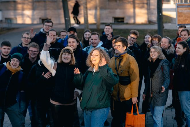 Am späten Nachmittag erkunden die Teilnehmenden des Science Camps den Campus der TU Ilmenau. (Quelle: TU Ilmenau, Foto: Lukas Sthamer)
