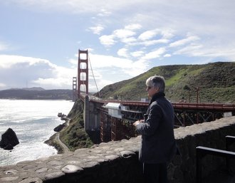 Februar 2011: Dr. Schwarz begutachtet die Arbeiten zur seismischen Verstärkung der Stützkonstruktion an der Golden Gate Bridge in San Francisco (USA). (Foto: Christian Kaufmann, EDAC)