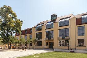 Das Hauptgebäude der Bauhaus-Universität Weimar wurde 1911 nach Plänen von Henry van de Velde als Ateliergebäude errichtet. Bauhaus-Universität Weimar, Foto: Marcus Glahn