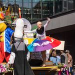 Person im Kostüm während der Bauhaus-Parade vor der Universitätsbibliothek
