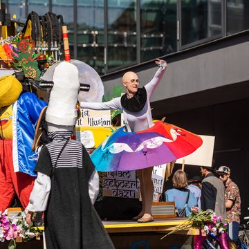 Person im Kostüm während der Bauhaus-Parade vor der Universitätsbibliothek