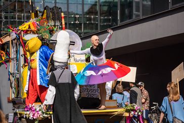 Person in costume in front of the University Library during the Bauhaus Parade