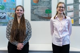 Antonia Rauch und Julia Stalder (v.l.n.r.) vom Albert-Schweitzer-Gymnasium Erfurt wurden mit dem ersten Preis in der Sparte »Jugend forscht« im Bereich Geo- und Raumwissenschaften geehrt. In ihrem Projekt stellten sie sich die Frage, ob Gesteinsstaub als alternativer Pflanzendünger eingesetzt werden könnte. Foto: Bauhaus-Universität Weimar/ Matthias Eckert
