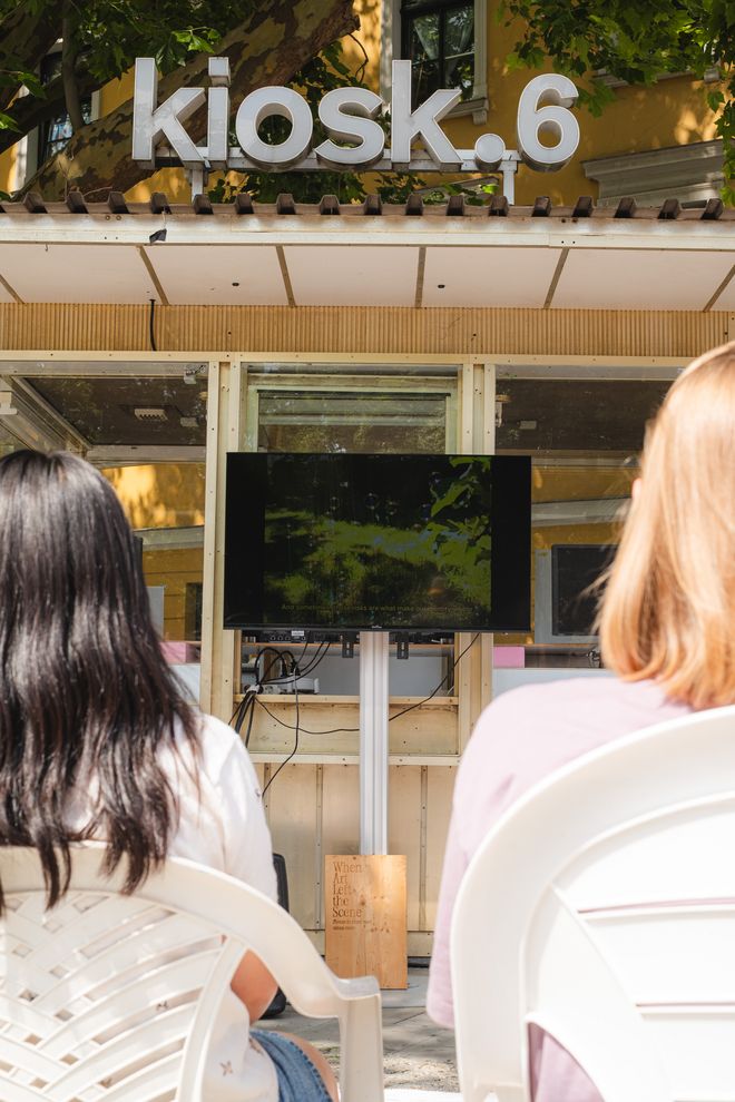 zwei Personen schauen auf einen Monitor, der vor dem kiosk.6 in Weimar aufgebaut ist