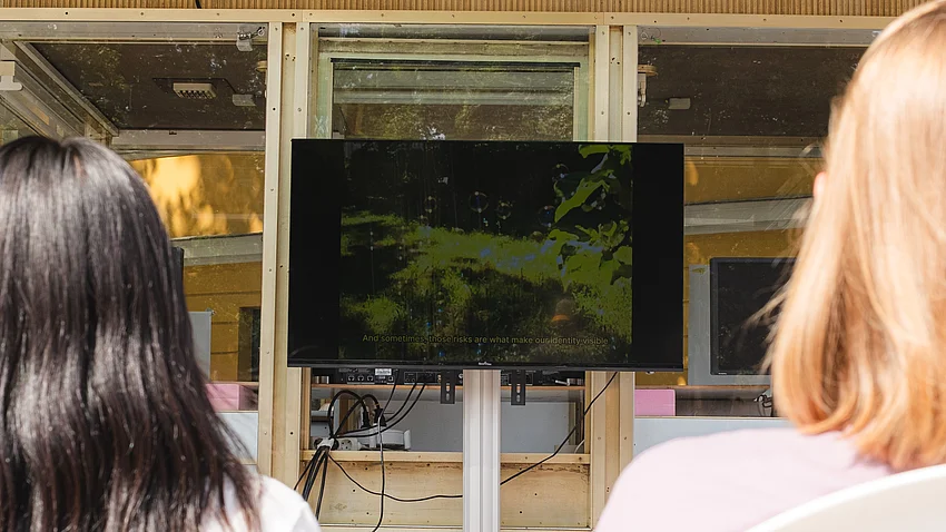 zwei Personen schauen auf einen Monitor, der vor dem kiosk.6 in Weimar aufgebaut ist