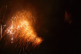 Es muss nicht immer der große Knall sein: Pyrotechniker Georg Alef bringt Studierenden der Bauhaus-Universität Weimar die Magie kleinster Effekte näher. (Bilder: Felix Martens, Bauhaus-Universität Weimar)