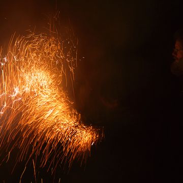 Es muss nicht immer der große Knall sein: Pyrotechniker Georg Alef bringt Studierenden der Bauhaus-Universität Weimar die Magie kleinster Effekte näher. (Bilder: Felix Martens, Bauhaus-Universität Weimar)