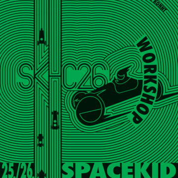 Grünes Plakat mit dichten Linienmustern und stilisierten Rennwagen. Zentral stehen die Schriftzüge »SKHC 26« und »WORKSHOP«. Unten: »SPACEKID HEADCUP PRODUKTDESIGNINNENHOF«. Links sind Datum und Uhrzeit angegeben: 25./26.04., 10–18 Uhr. Gebogener Text oben: »Bringt so viel ihr tragen könnt an Baumaterial mit«.