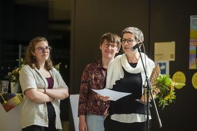 Daniela Spiegel bedankt sich beim StudierendenKonvent, vertreten durch Rebecca Kelwing und Julia Dahrendorf