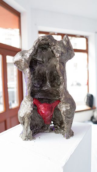 Skulptur "To be a woman is to perform" - Greta Bindrum - Foto: Christian Parra