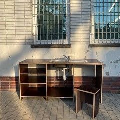 Fertige Einbauküche mit Wasserhahn und Spüle (Foto: Hannah Essigkrug)