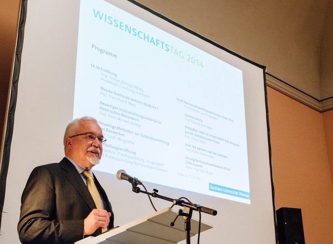 Der Rektor Prof. Dr.-Ing. Karl Beucke eröffnete den Wissenschaftstag 2014...