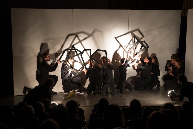 140 Erstsemesterstudierende bildeten mit ihrer Performance »lichtschattenspiel« den künstlerischen Rahmen der Graduierungsfeier. (Foto: Tobias Adam)