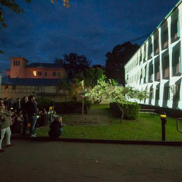 Die erste öffentliche Präsentation von bauhaus.ifex fand im Rahmen der summaery2013 mit der Projektion der »fassaden-maschine« statt (Copyright: Bauhaus-Universität Weimar, Foto: Thomas Müller)
