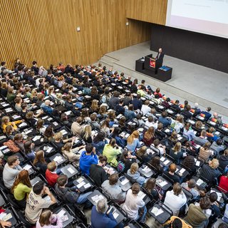 Dr. Simon Frisch, Vice President of Student and Academic Affairs, welcomes first-year students at the Matriculation Ceremony in the Audimax. Photo: Bauhaus-Universität Weimar/ Thomas Müller
