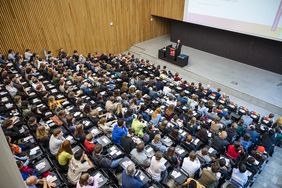 Foto: Bauhaus-Universität Weimar/ Thomas Müller Dr. Simon Frisch, Vizepräsident für Lehre und Lernen, begrüßt die neuen Studierenden während der feierlichen Immatrikulation im Audimax. Foto: Bauhaus-Universität Weimar/ Thomas Müller