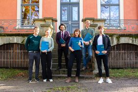 Die neudeli Fellows im Wintersemester 2021/22: Henrik Norderhus und Miriam Fuchs, José Antonio Vergara, Alina Warsinsky, Aryn Machell und Dominik Hesse (v.l.n.r.; Foto: Pauline Marx)