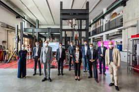 Universitätsleitung und Forschergruppe »Digitale Straße« mit Minister Tiefensee in der Versuchstechnischen Einrichtung der Bauhaus-Universität Weimar.