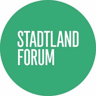 Logo (grüner Kreis mit weißer Schrift "StadtLandForum") des StadtLand Forums der IBA Thüringen.