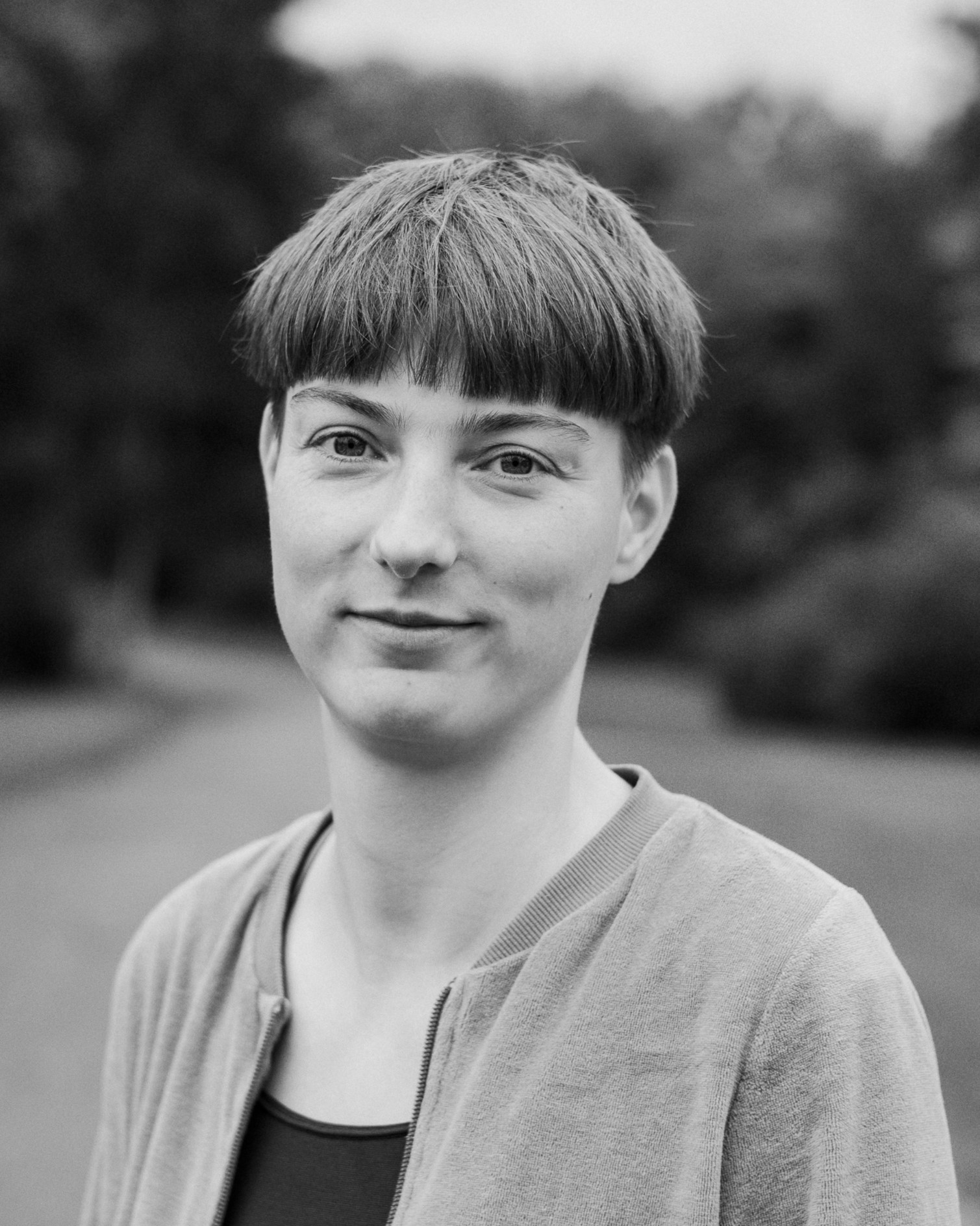 Schwarz-Weiß-Porträt einer Frau in einem Park