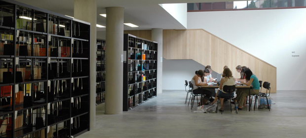 Studierende arbeiten im Untergeschoss der Universitätsbibliothek der Bauhaus-Universität Weimar