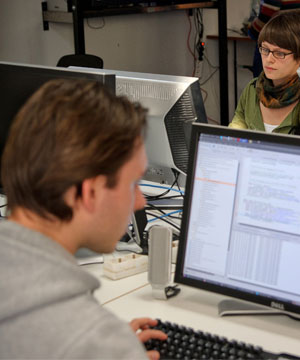 Studierende arbeiten im Medieninformatik Labor für Content Management und Webtechnologien