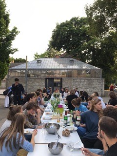 Final dinner together in front of the Bauhaus.Atelier on the campus of the Bauhaus-Universität Weimar (Photo: Hannah Essigkrug)
