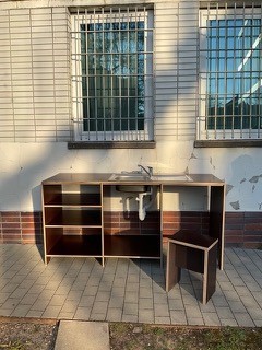 Finished fitted kitchen with faucet and sink (Photo: Hannah Essigkrug)