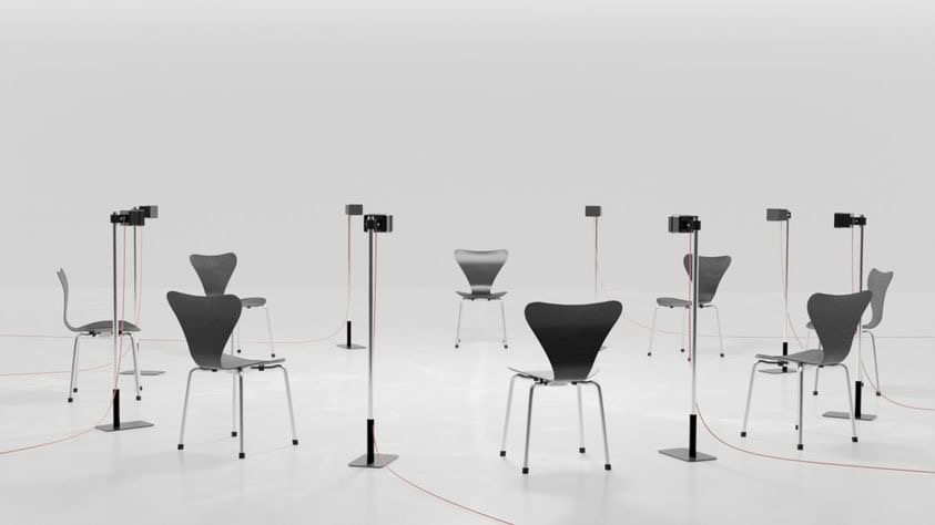 Foto vom Setting: Stühle mit Mikros in einem Kreis, alles vor weißem Hintergrund