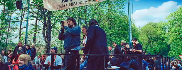 Studierende auf der Belvederer Allee beim Spacekidheadcup, dem alljährlichen Seifenkistenrennen am 1. Mai (Foto: Nathalie Mohadjer)