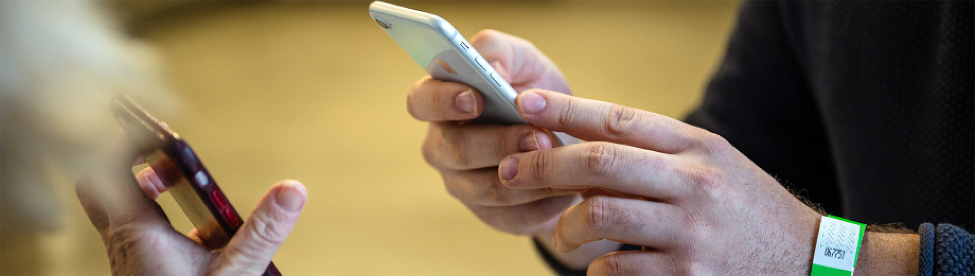 Foto: Thomas Müller zwei Personen mit Smartphones in den Händen