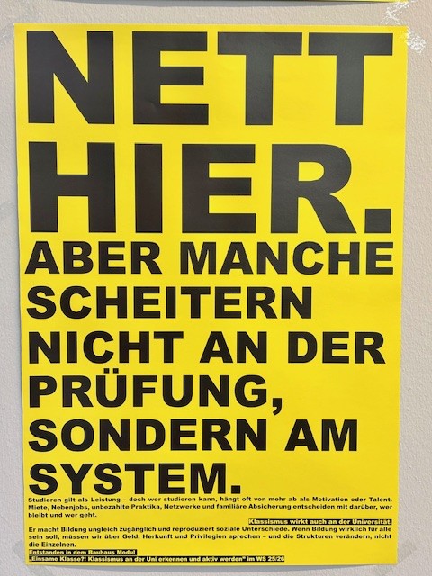 Das gelber Plakat ist mit schwarzer Schrift versehen: Nett hier. Aber manche scheitern nicht an der Prüfung, sondern am System.