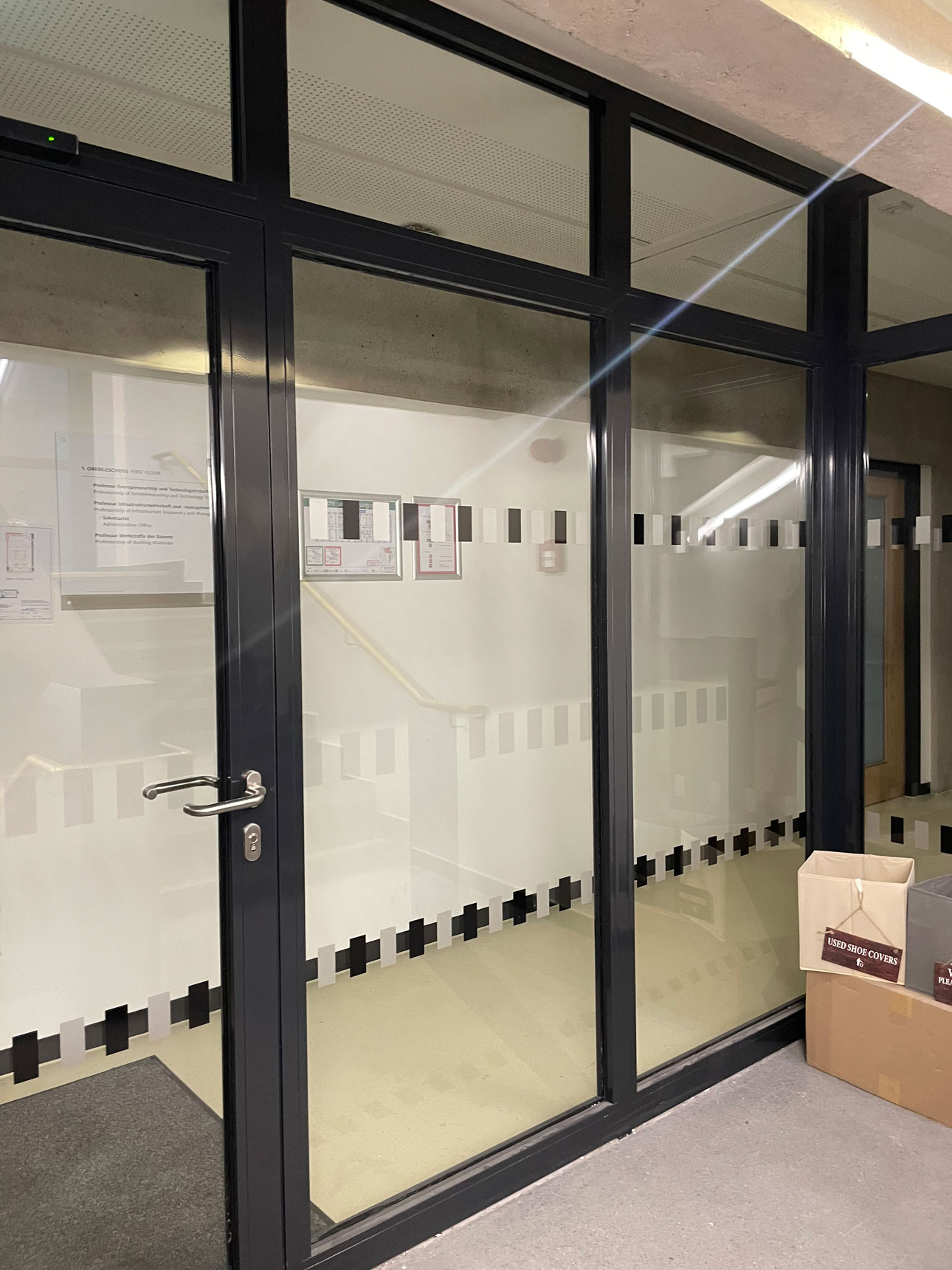 Beispiel für Gegenlaufschutz: helle und dunkle Vierecke auf Glasflächen