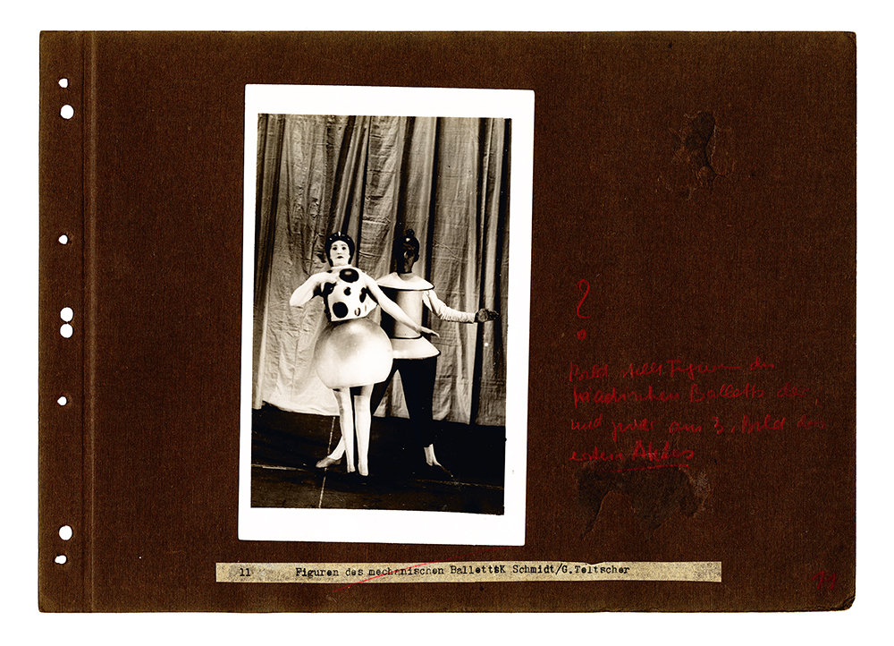 Faksimile einer Seite aus den originalen Bauhaus-Alben: Foto einer Aufführung des Triadischen Balletts von Oskar Schlemmer