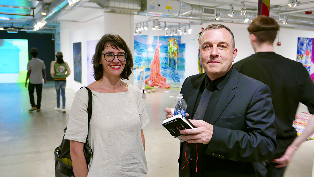 Prof. Christine Hill (Bauhaus-Universität Weimar) und Prof. Oliver Sann (SAIC) beim Rundgang durch die MFA Show der Abschlussarbeiten in der Sullivan Gallery.