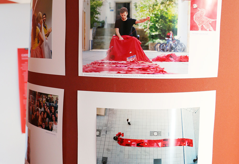 Ahmet Kavas Projekt »The Carpet covers the Earth«: Für diese Aktion hatte er rote Kleider und Stoffreste vor der Stadtverwaltung zusammengenäht, sodass ein roter Teppich zur Ausländerbehörde der Stadt Weimar führte. Foto: Lisa Gulden