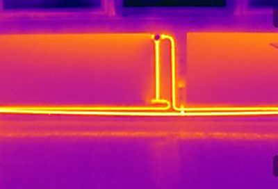 Präsidium verabschiedet Energiespar-Stufenplan Thermogramm eines klassischen Heizkörpers: Die gelbe Färbung zeigt die warmen Bereiche an. (Foto: Professur Bauphysik) 