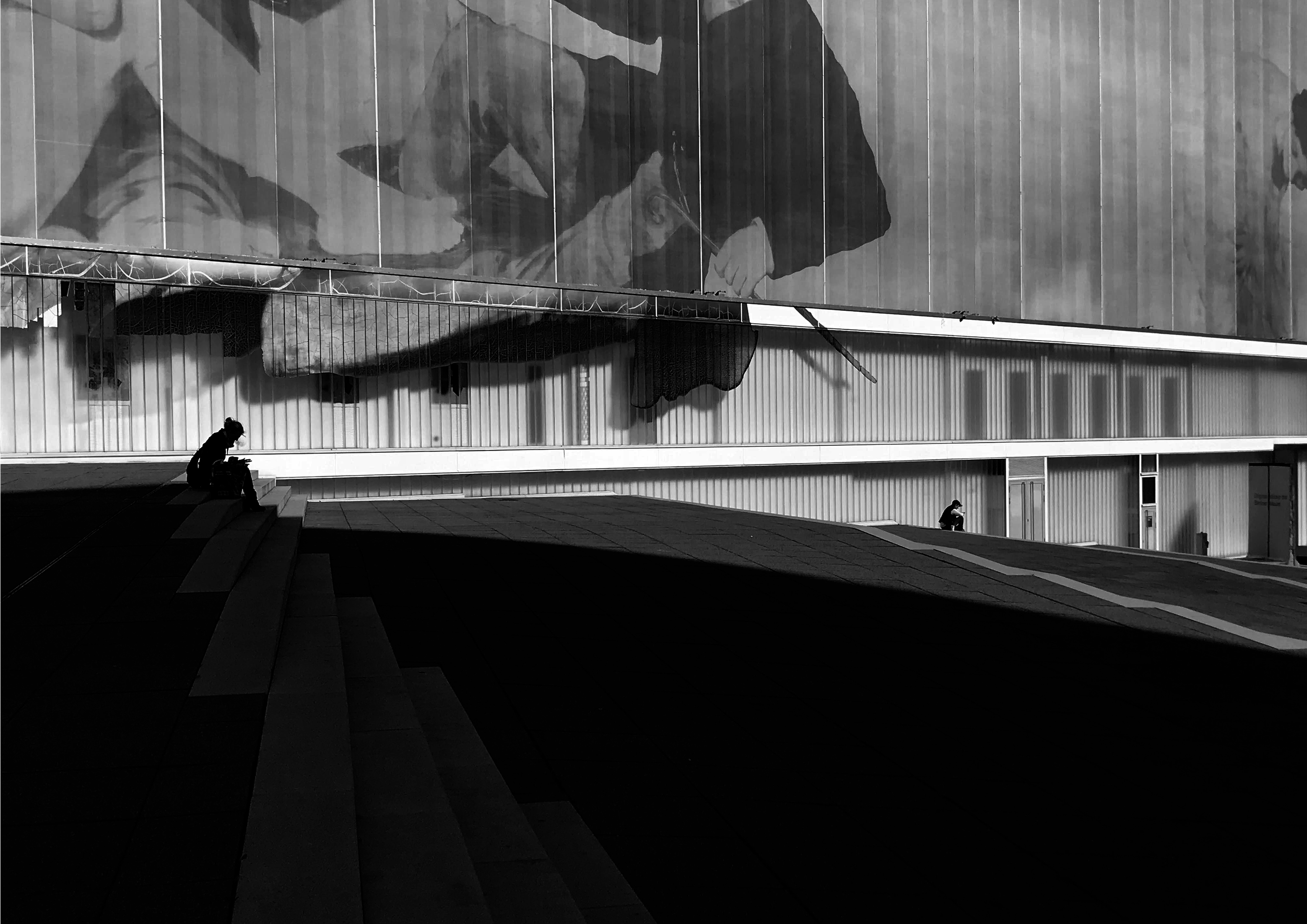 Dolgorsuren Adiyabaatar awarded first place for her photo »DIE MENSCHEN IM SCHATTEN« [»THE PEOPLE IN THE SHADOWS«].