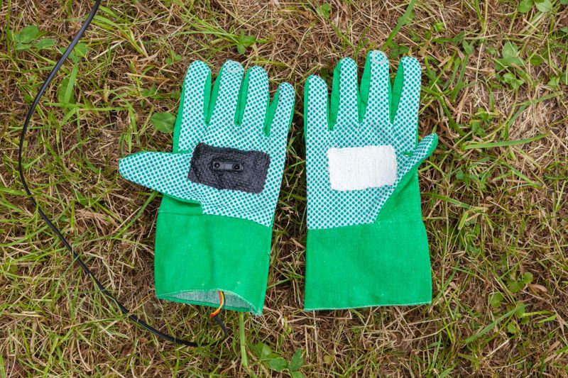 File:1 2 1 Handschuhe.jpg