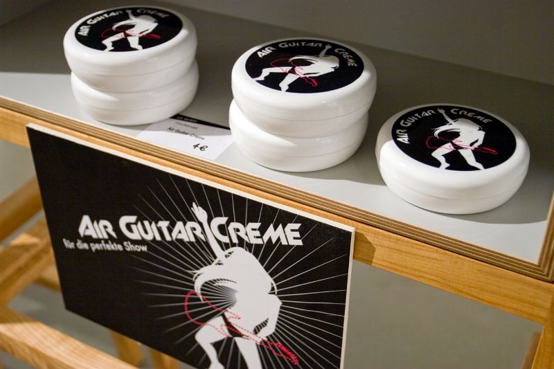 File:826 AirGuitCreme 20100718 3836.jpg